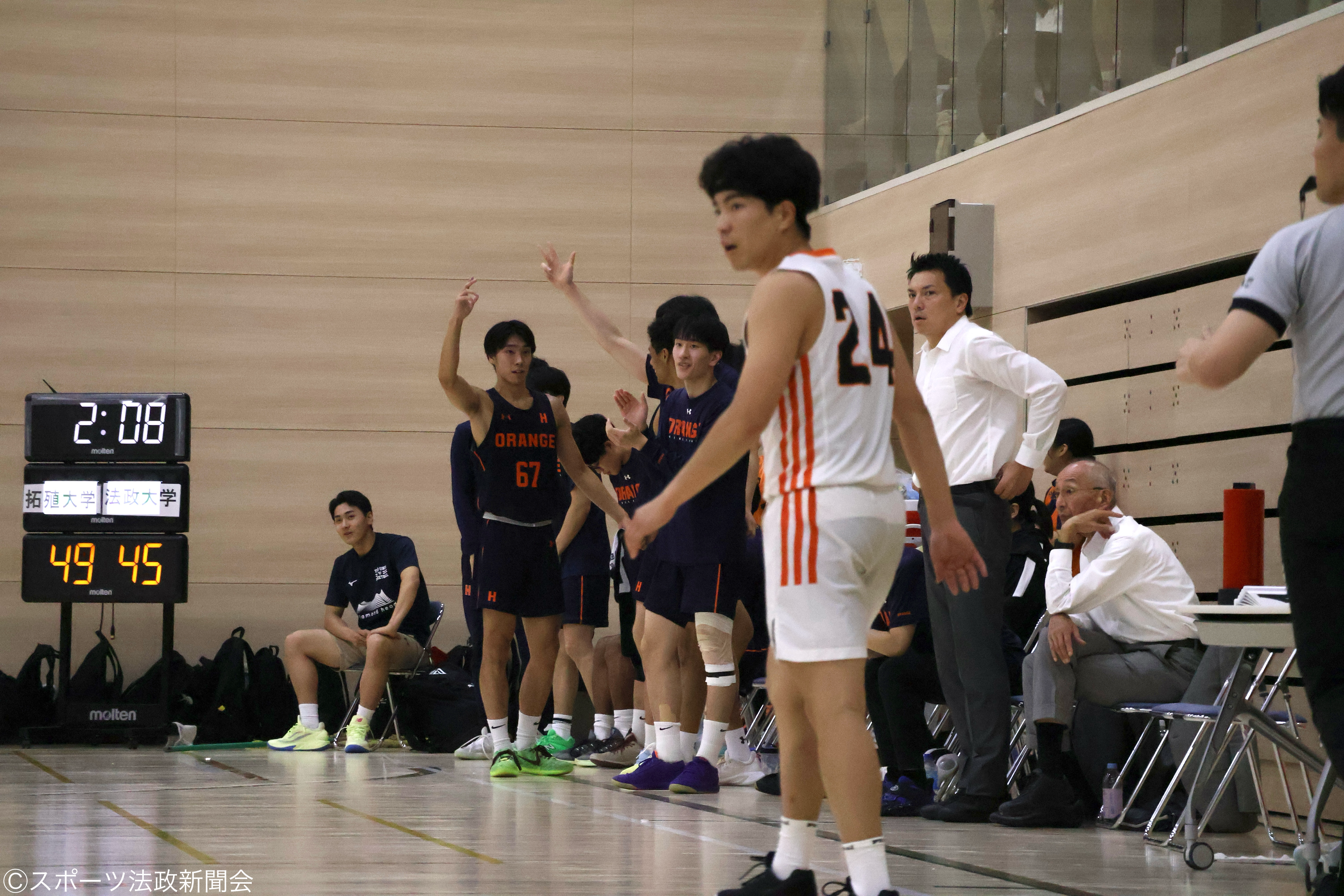 3Q残り2分4点差まで詰め寄り盛り上がるベンチ